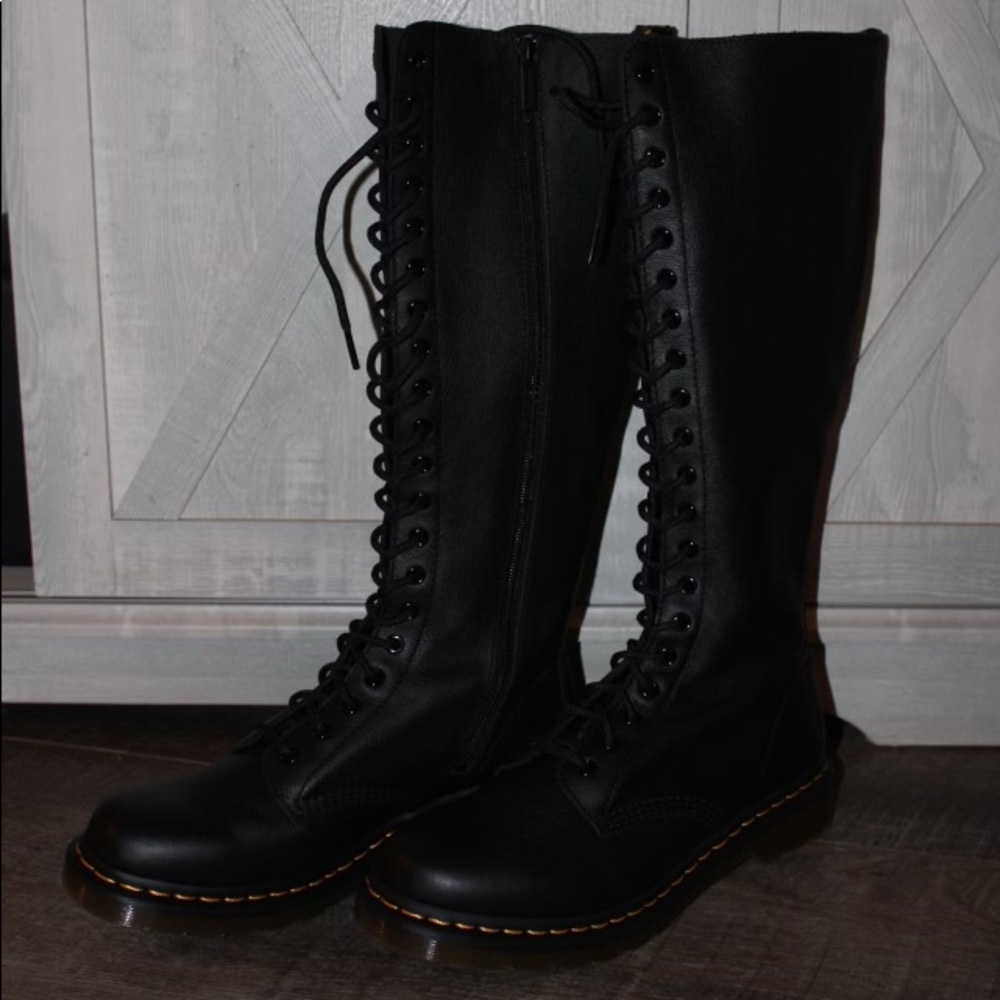 New in box!! Dr Martens 1B60 VIRGINIA LEATHER KNEE HIGH BOOTS